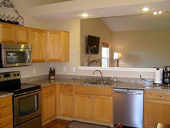 3rd image of 6545 Lakesedge Dr