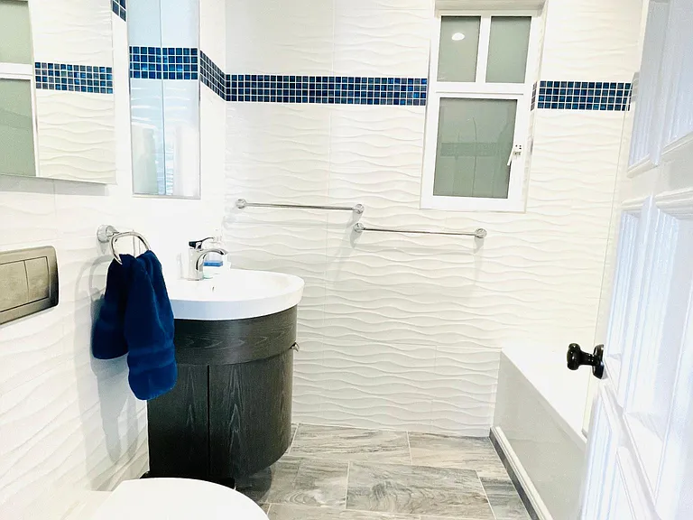 Bathtub bathroom