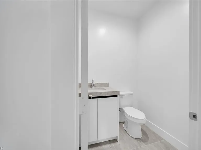1142 Dutchess St E — Photo 8