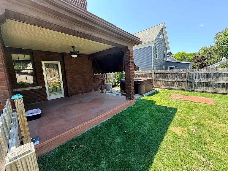 942 Harrison Ave — Photo 2