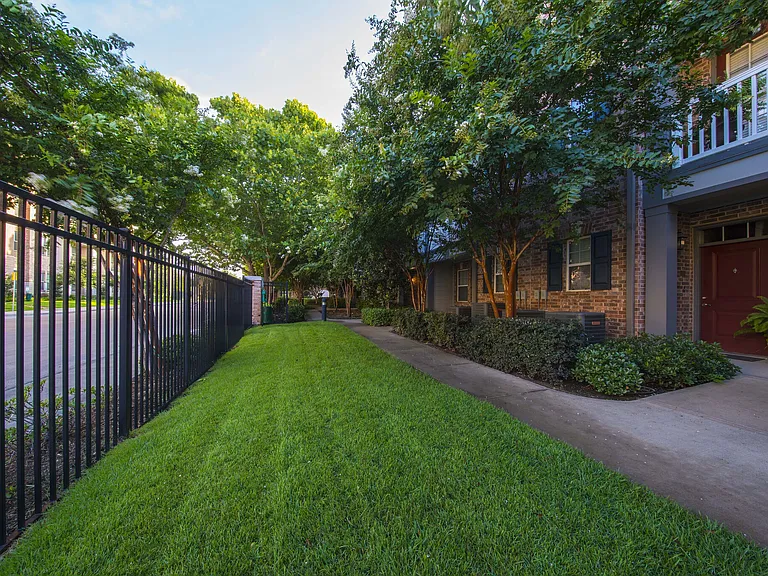 Perry Row — Photo 16