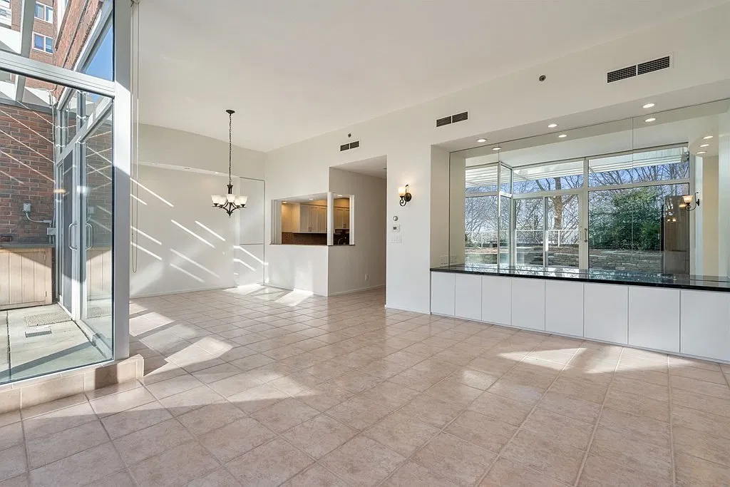 3 bed, 2.5 bath, 2074 sqft, $11,000 — Photo 2