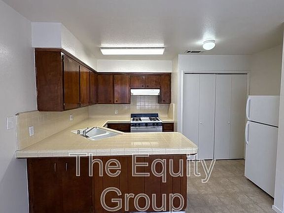 5th image of 534 E Myrtle Ave
