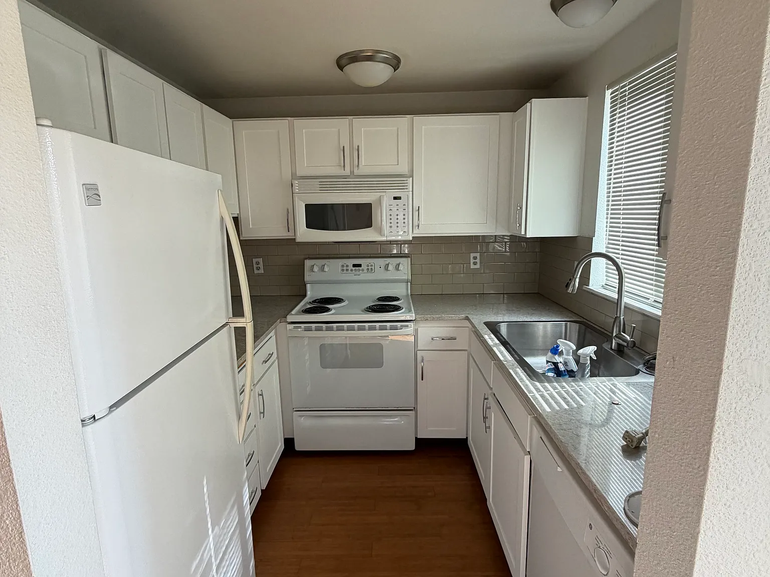 3 bed, 1.5 bath, 1200 sqft, $2,400 — Photo 4