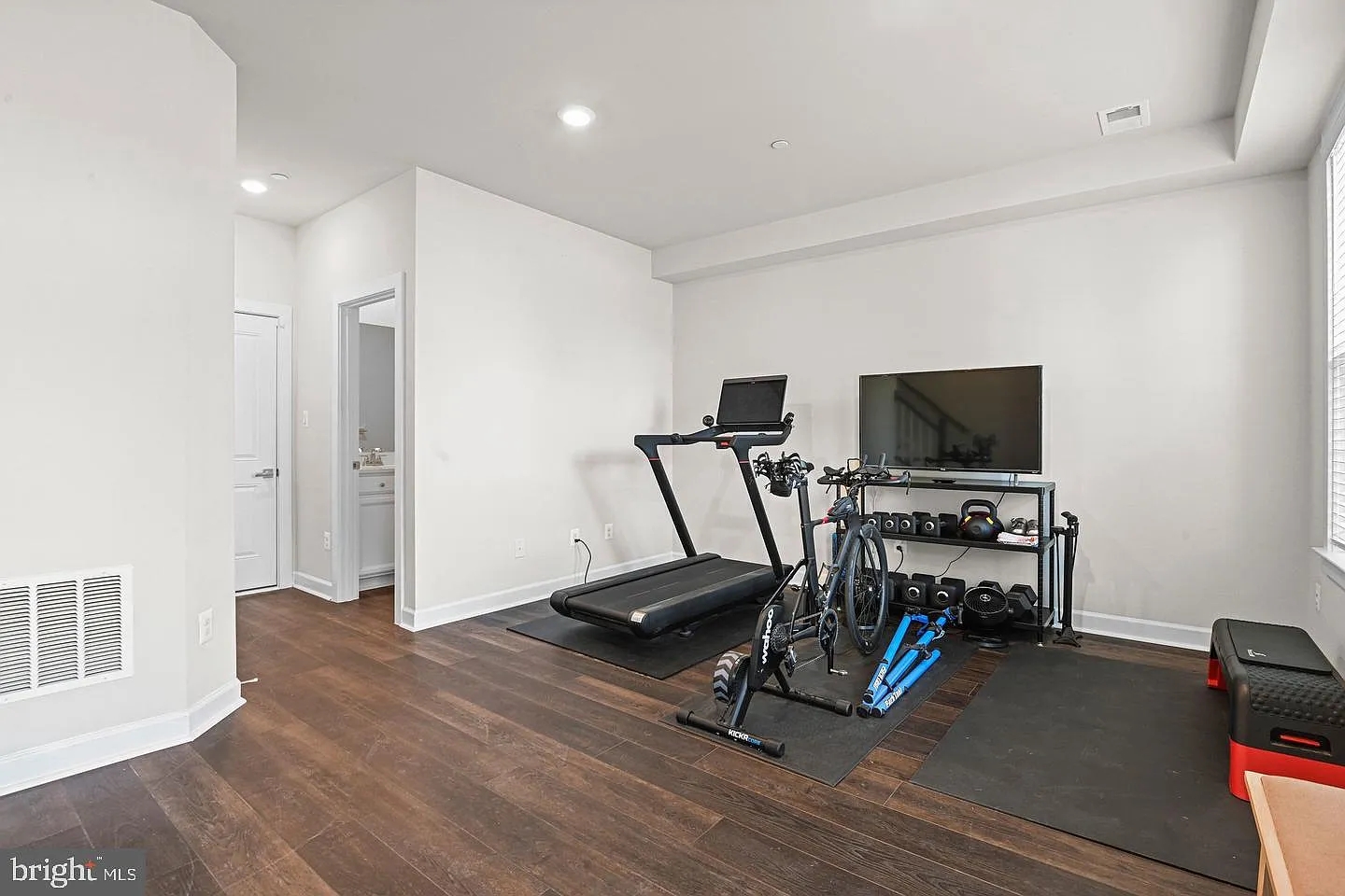 4 bed, 5.0 bath, 2708 sqft, $4,000 — Photo 3