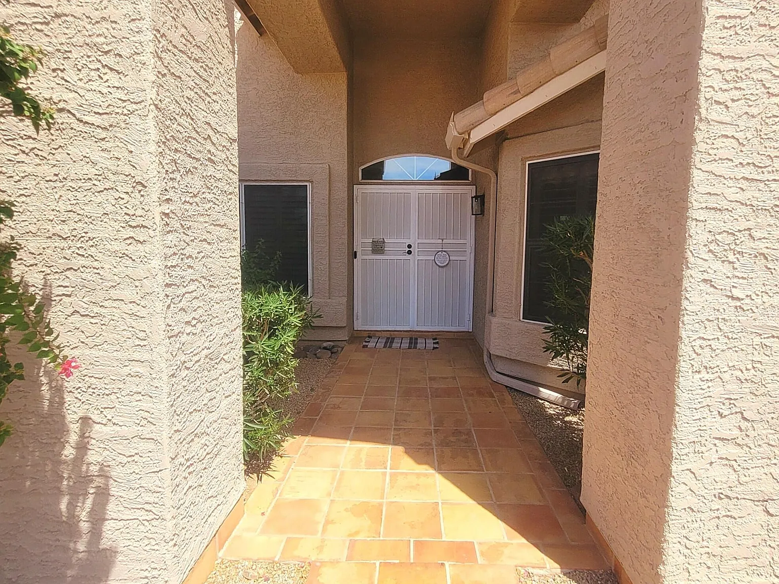 4 bed, 2.0 bath, 2242 sqft, $4,000 — Photo 2