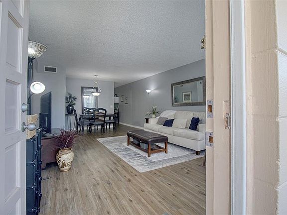 4th image of 2436 Rhodesian Dr APT 32