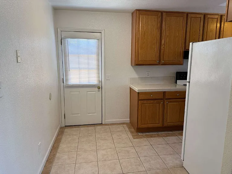 930 Ravenscourt Ave #4 — Photo 2