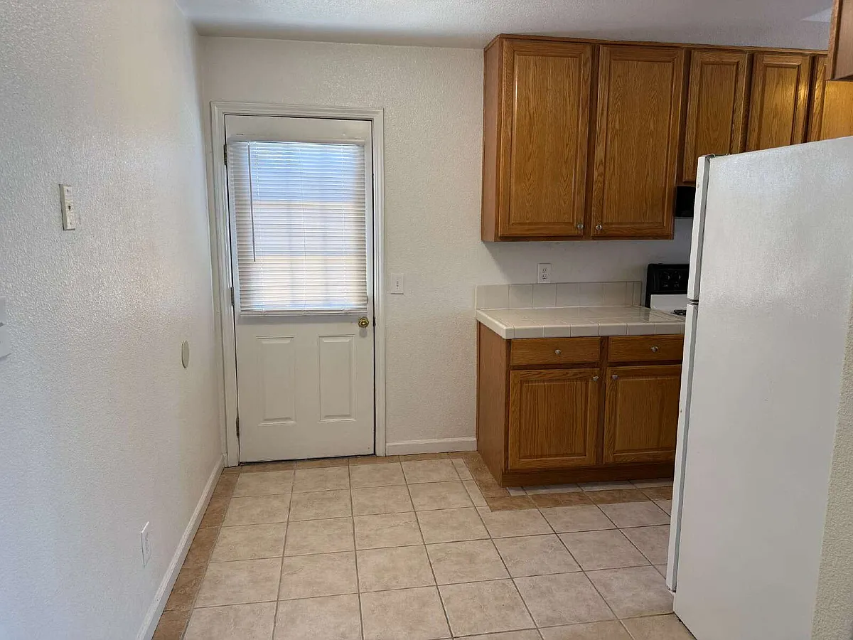 Building Photo - 930 Ravenscourt Ave #4