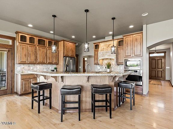 3rd image of 341 Brown Ln