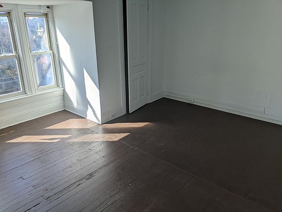 5th image of 927 S Queen St APT 3