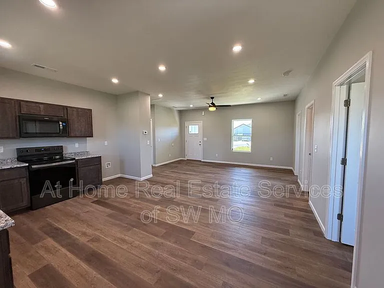 199 W Oaklawn St — Photo 5