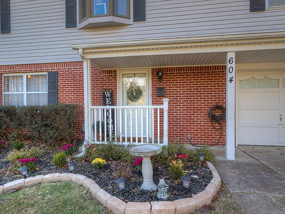 2nd image of 604 N Lake Dr E