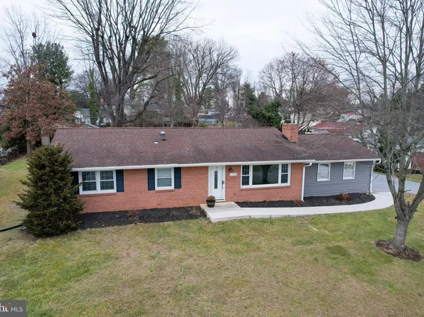 17744 Red Oak Dr, Hagerstown, MD 21740
