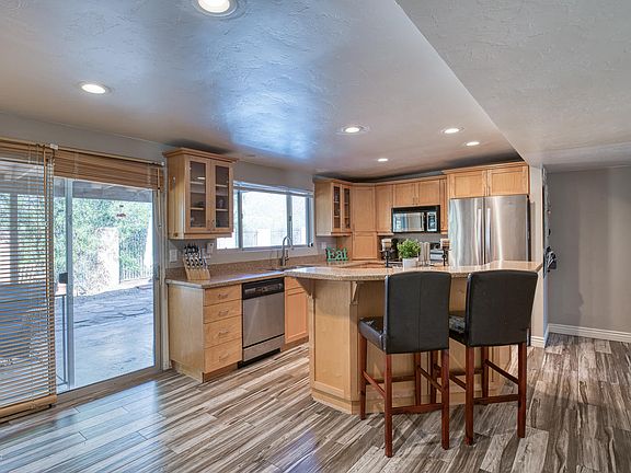4th image of 345 E Four Horses Cir