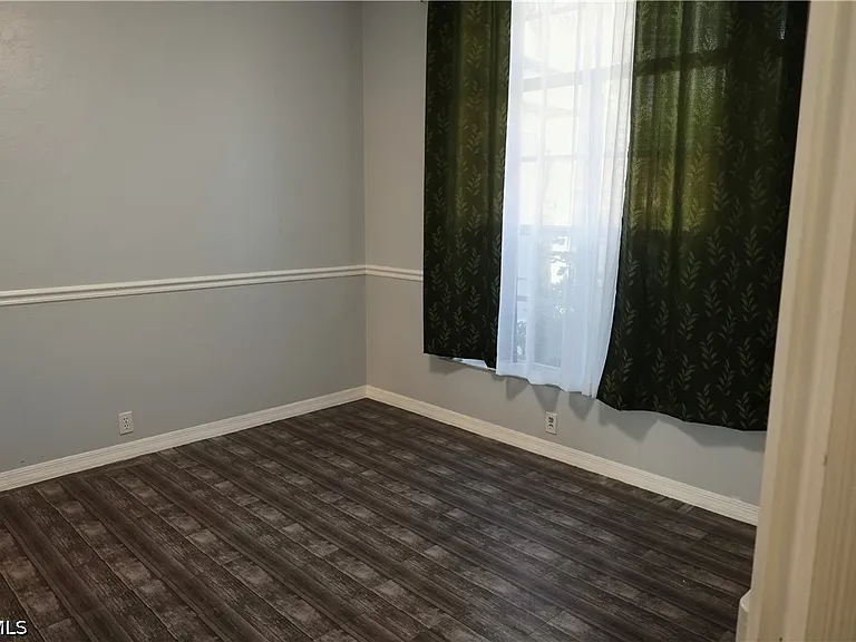 563 Chamonix Ave S — Photo 15