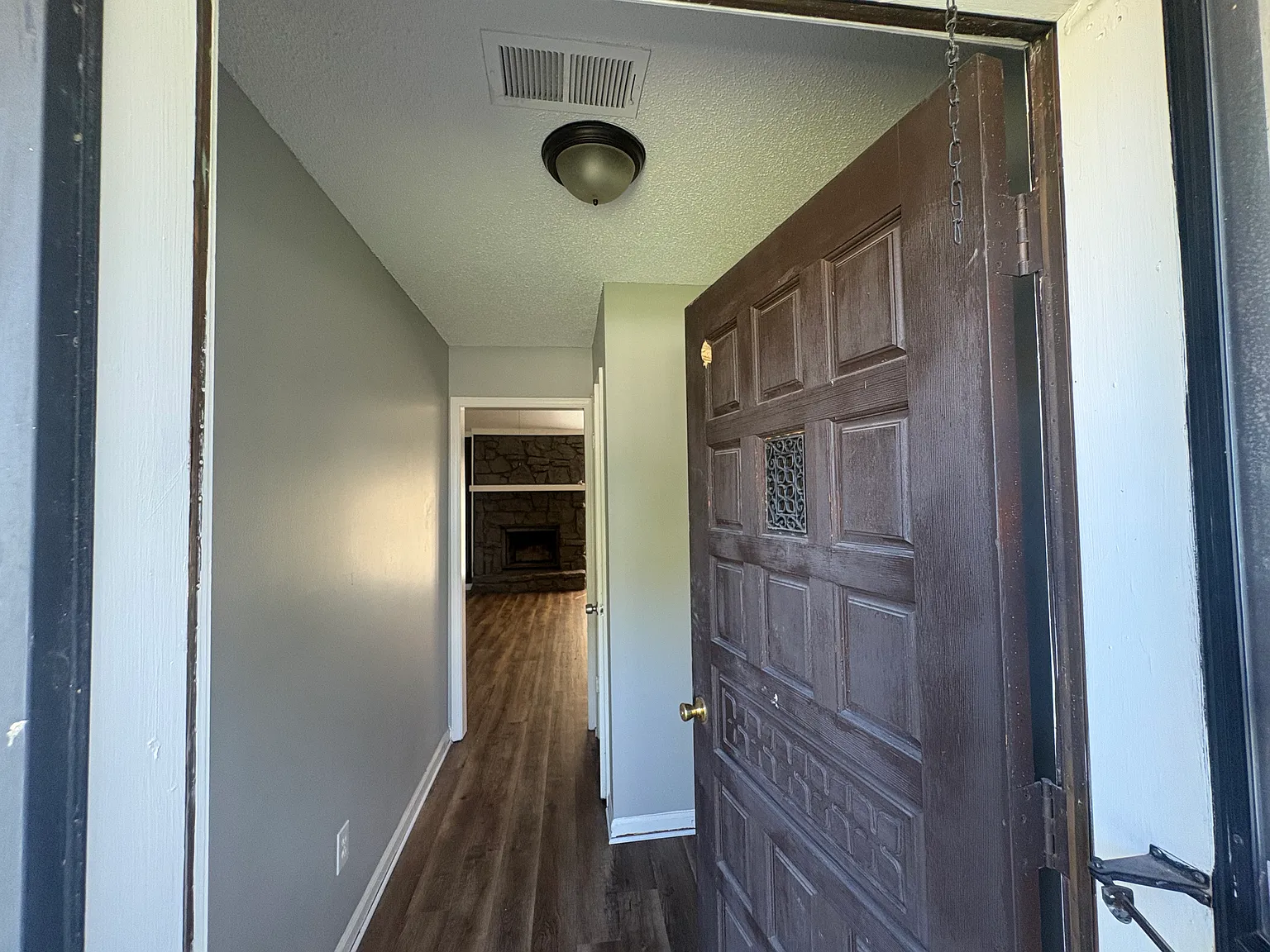 Beautiful 3-Bed, 2-Bath Home — Photo 2