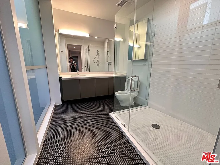 1038 S Mariposa Ave #101 — Photo 29