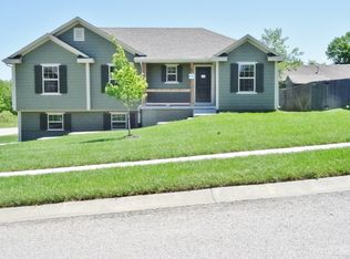 521 NW Hickory Ridge Dr, Grain Valley, MO 64029