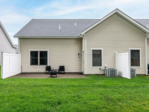 3rd image of 73 W Valley Cir