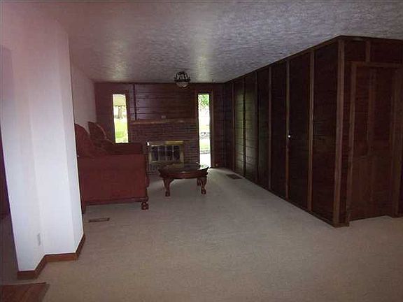 3rd image of 811 N West Dr