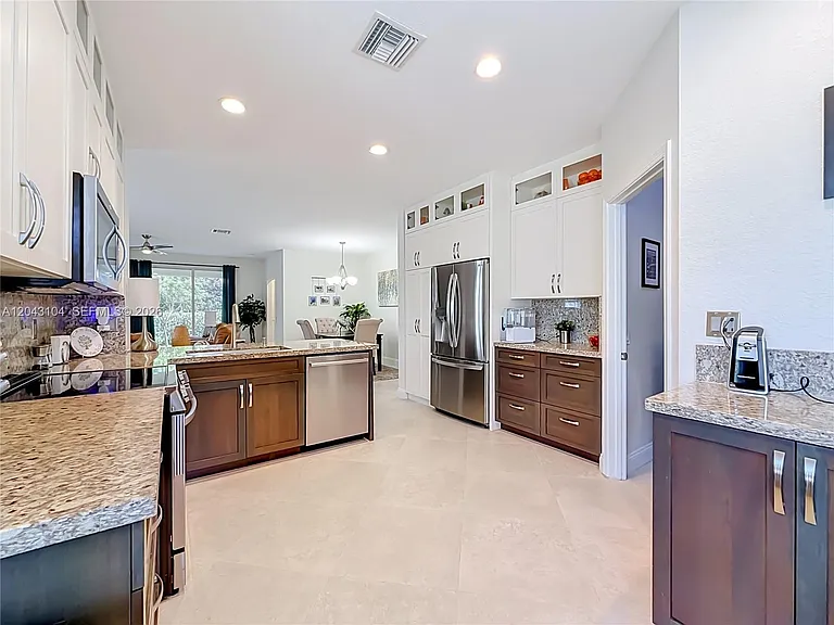 1556 Winterberry Ln — Photo 11