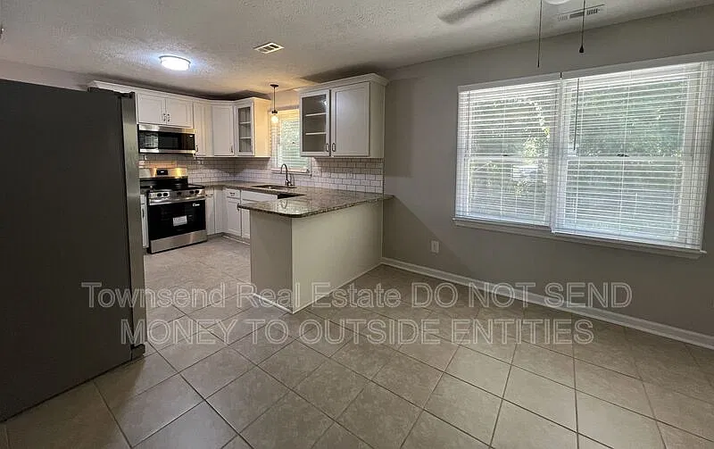 3 bed, 2.0 bath, 1350 sqft, $1,695 — Photo 4