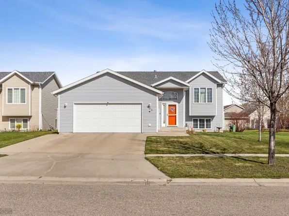 921 Homestead Ct, West Fargo, ND 58078