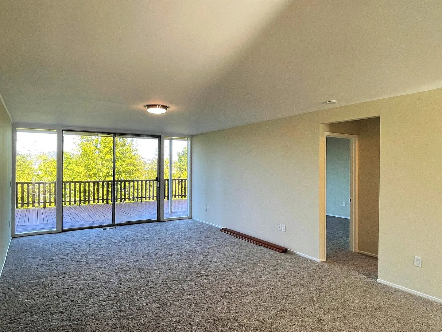 Beautiful 3 bedroom, 2 bathroom home in duplex with large deck for rent — Photo 2