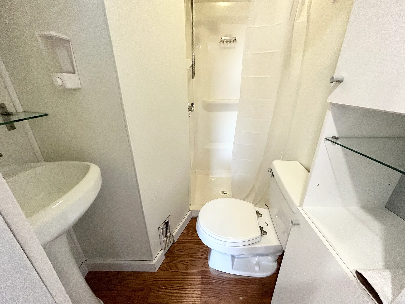 2 bed, 9999 sqft, $2,400 — Photo 3