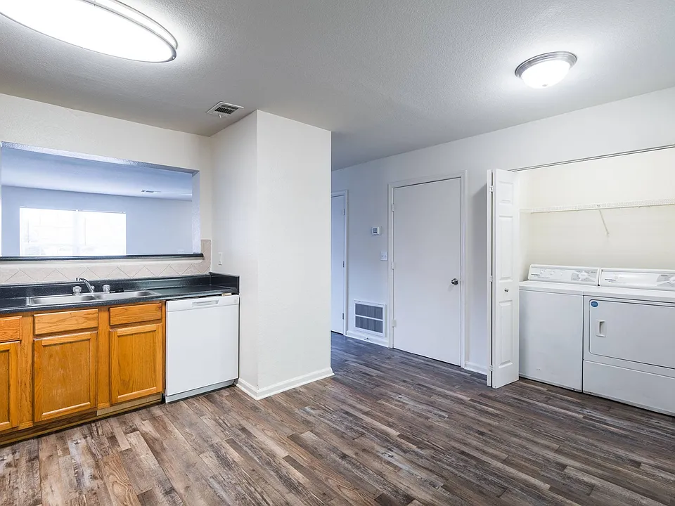 Crescent Pointe Townhomes