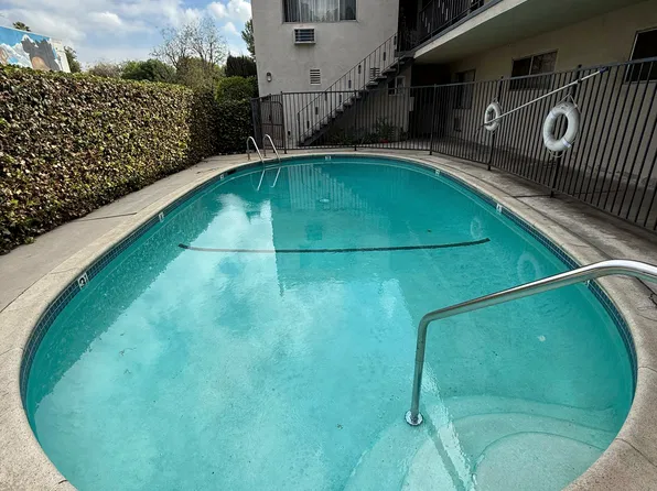 18562 Wyandotte St, Reseda, CA 91335