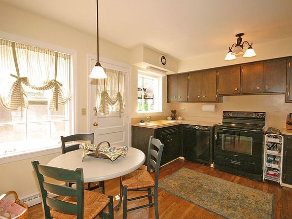 Large kitchen w/ eat-in area