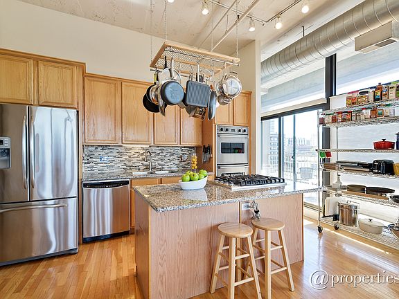 Kitchen w/Viking Double Oven & Cooktop on Island