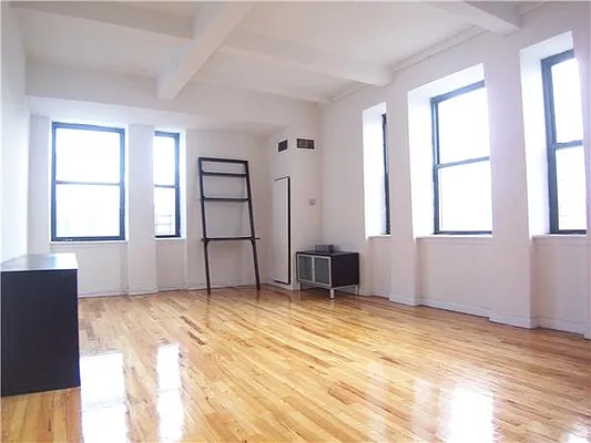 Rented by I & I New York | media 21