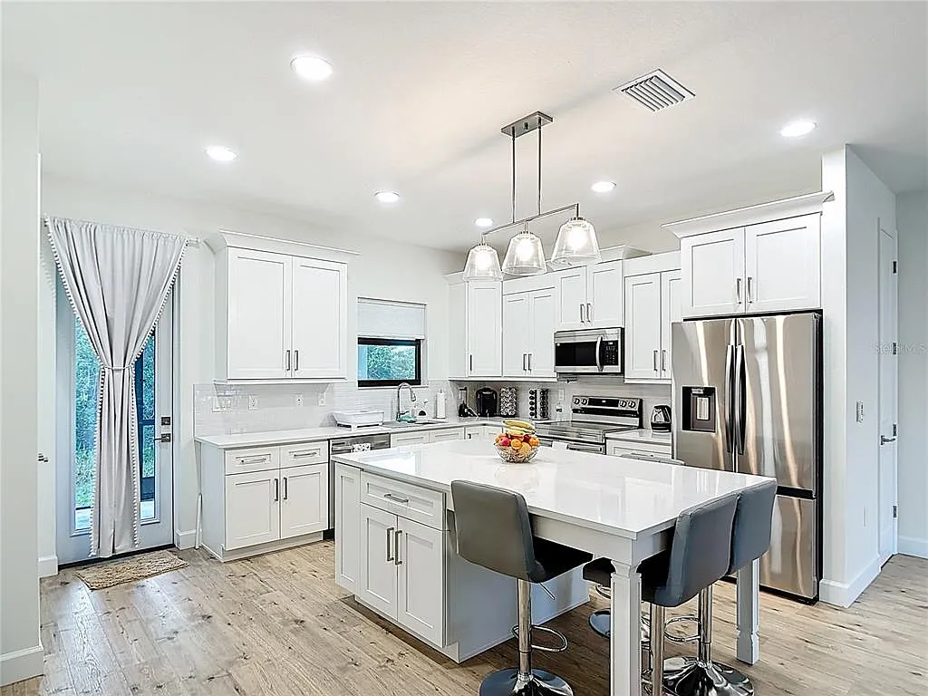 2 bed, 2.0 bath, 1556 sqft, $1,990 — Photo 3