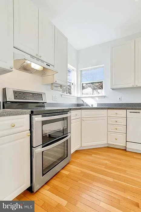 3 bed, 2.5 bath, 2584 sqft, $3,150 — Photo 2