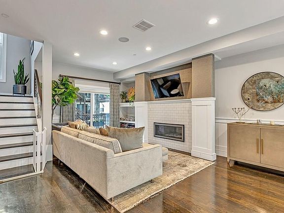 5th image of 105 Dresser St Unit 105