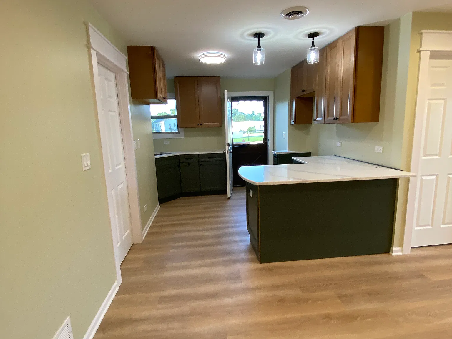 3 bed, 1.5 bath, 1150 sqft, $2,700 — Photo 4