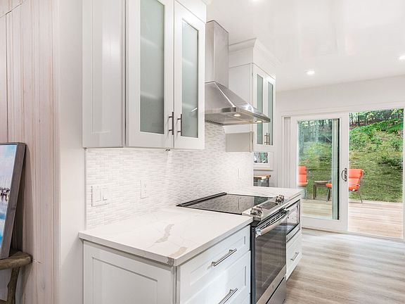 3rd image of 45 Bay View Dr W