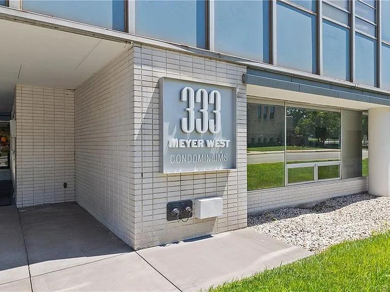 333A W Meyer Blvd #1215A — Photo 3