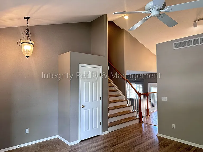 1041 Laurenwood Ln — Photo 8
