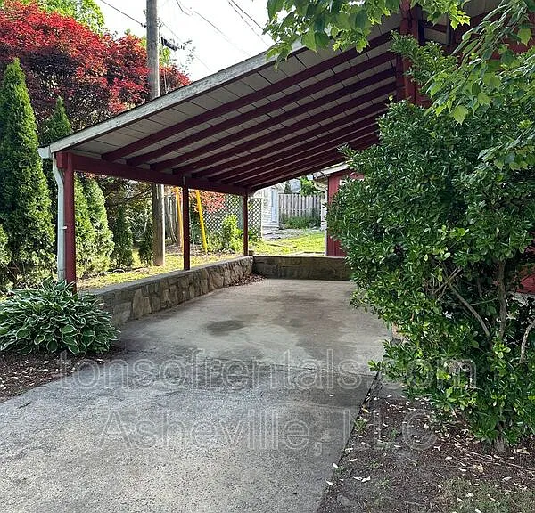 1809 Windsor Dr — Photo 2