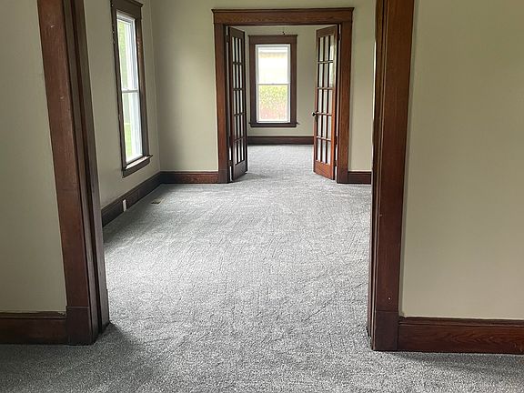 3rd image of 305 Cleveland Ct
