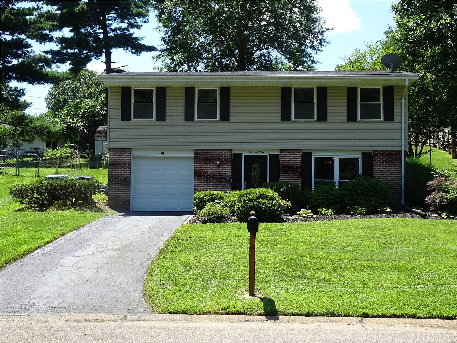 1016 Trianon Ln photo 1
