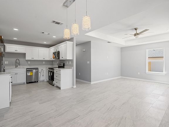 5th image of 370 Dicker Dr