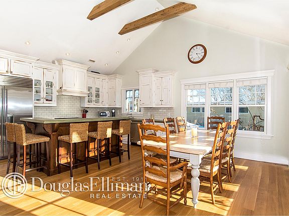 2nd image of 8 Bayberry Ln
