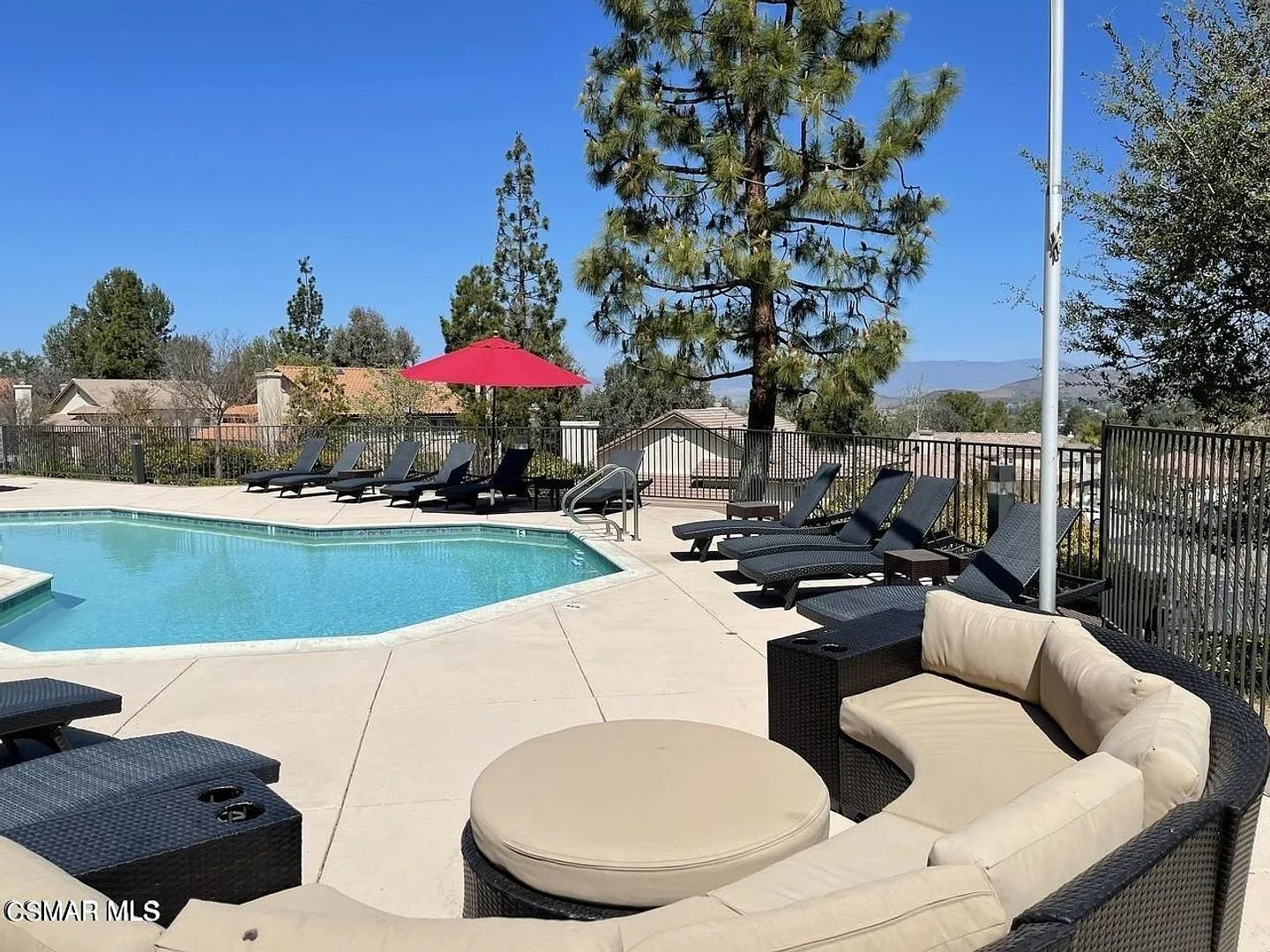 Move right into this lovely 3 bedroom + 3 bathroom, light and bright townhome — Photo 4