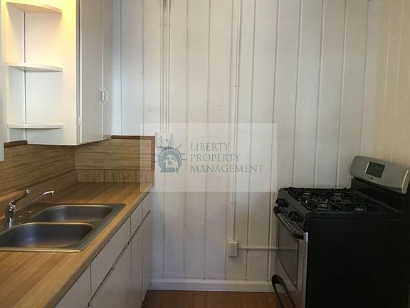 4th image of 815 1/2 S Church St
