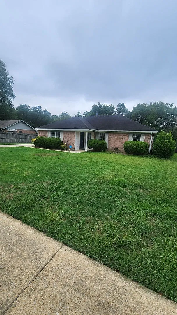 3 Bed 2 Bath Ranch Style House — Photo 2